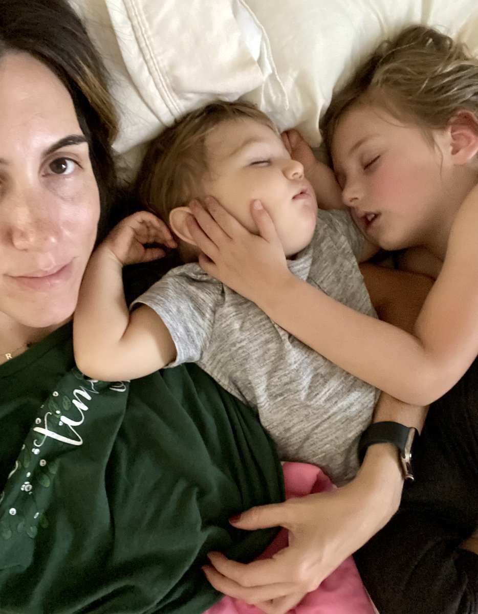 EmilyFranger's tweet photo. A lil Christmas Eve Eve snooze. https://t.co/8ugFjGfZCC