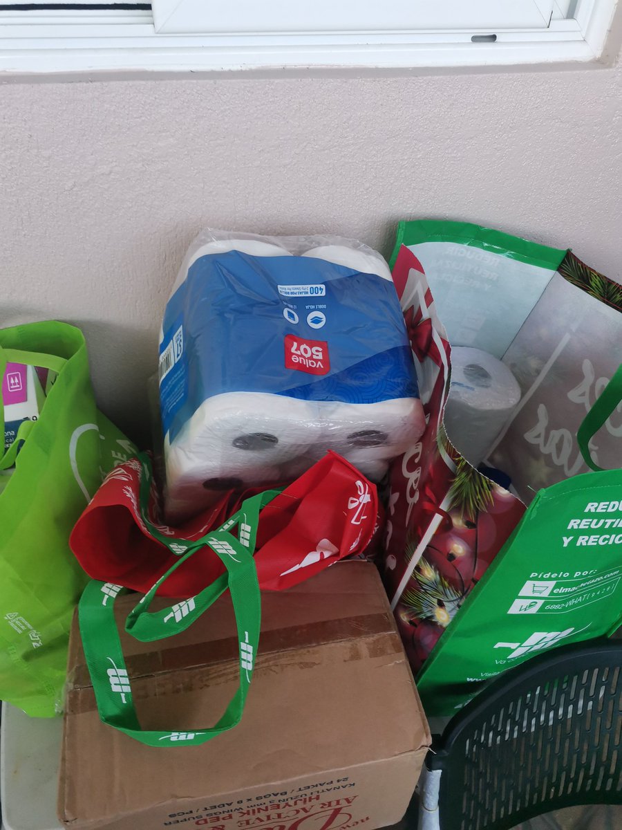 LyndaLuna06's tweet photo. Las donaciones para el #CEFER miercoles 29 de diciembre, las donaciones conmigo y los yappys con @RDWonderland https://t.co/vRg2zF7q3A