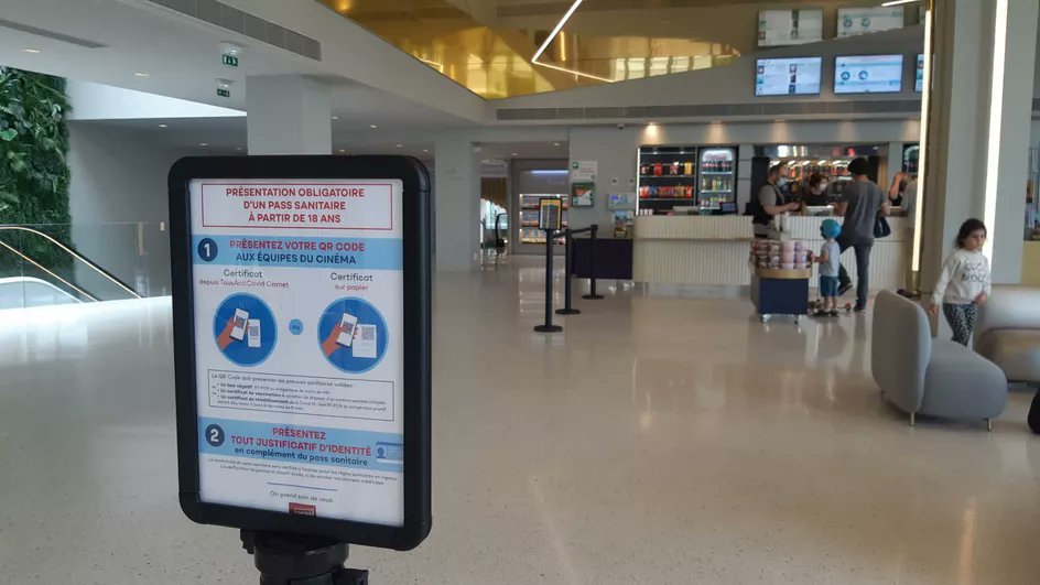 franceinfo's tweet photo. Un cinéma de Loire-Atlantique s'oppose au contrôle du pass sanitaire de ses salariés et ferme ses portes

https://t.co/BehbFw5VuO https://t.co/WtsU7qnxKj