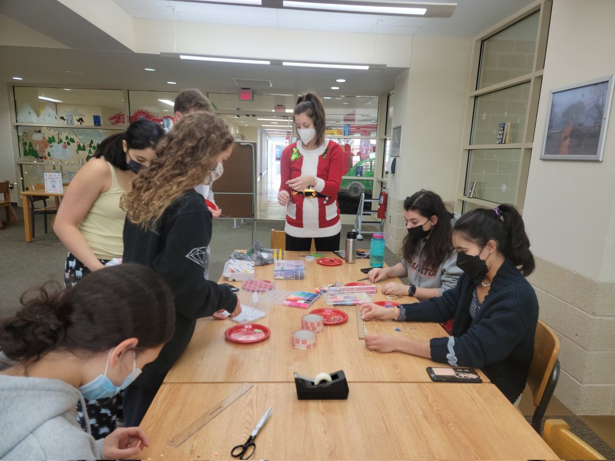 Harriton_HS's tweet photo. Ss created #NameBracelets for themselves & as gifts for the holiday season! 🎁 Some Ss chose their name while others chose special words. Ss reflected on the past and made goals for the future while choosing words for 2021 and 2022. ❤ #HHS #HHSRams #RamPride #HHSWinterWellness https://t.co/sJitJNEeyO