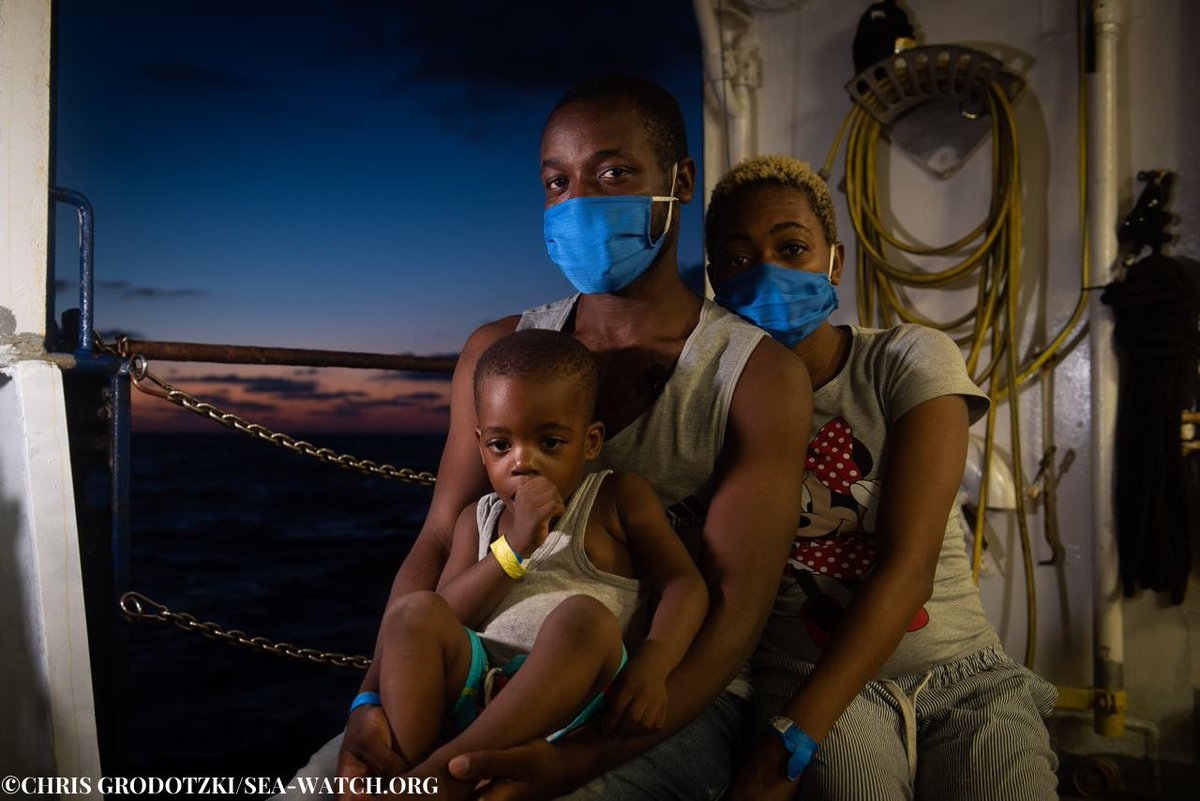 È nato oggi, in mezzo al mare, mentre scappava dalla guerra siriana. È nato mentre la sua famiglia fuggiva dalle discriminazioni in Camerun. È nato in un lager libico, con alle spalle villaggi dati alle fiamme. Cristo lo abbiamo davanti e non riusciamo a riconoscerlo.
#Natale2021