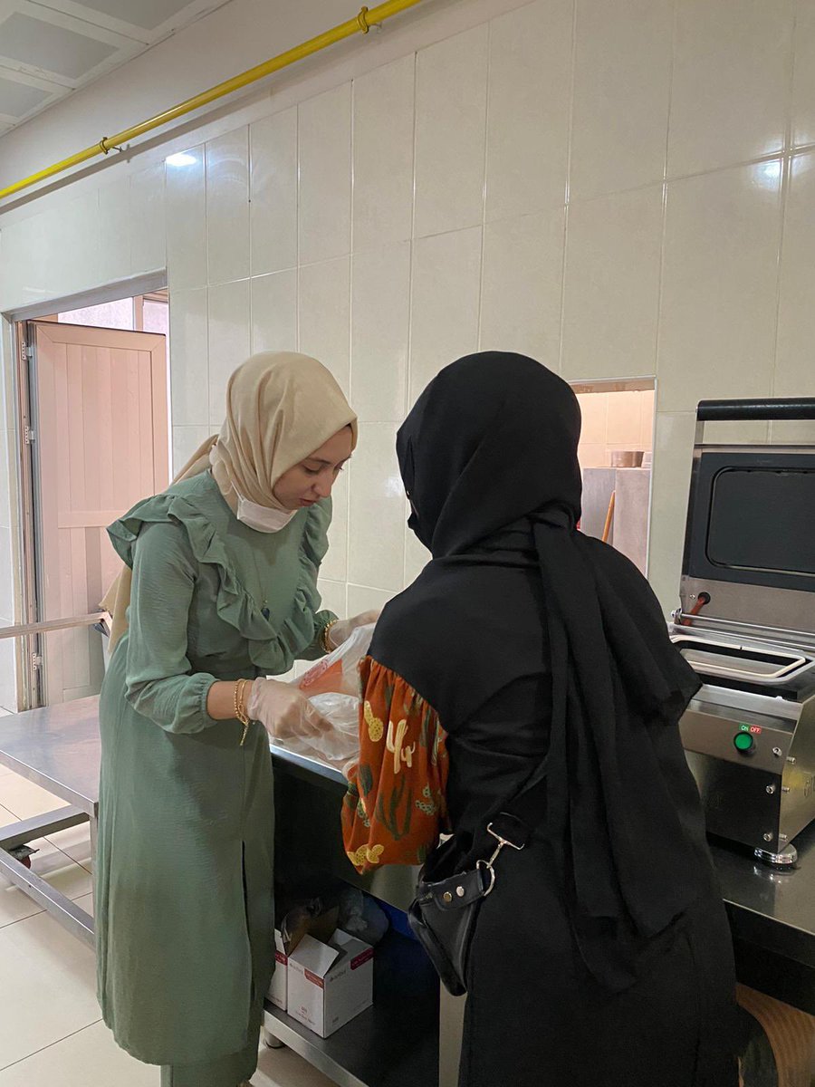 KarabukKYGM's tweet photo. 📍Katip Çelebi Yurt Müdürlüğünde devam eden Komşum Projesi kapsamında, yurtlarımızda barınan gönüllü öğrencilerimiz ile yurtlarımızda pişen sıcak yemeklerimizi komşularımız ile paylaşıyoruz. #KomşumProjesi https://t.co/2hI33z5DvD