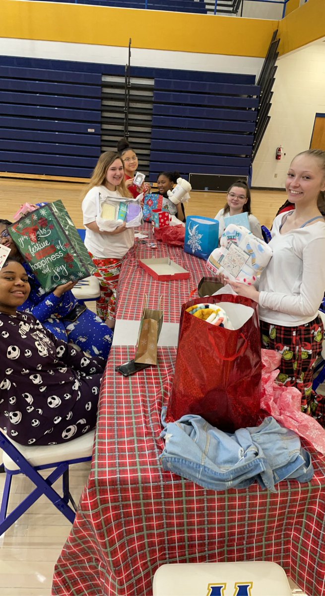 FabSheka's tweet photo. “Christmas Cheer” was a success! I couldn’t celebrate Christmas without celebrating with my cheer babies! #BulldogsCheer #WildcatsCheer #HolidaySpirit 💙🤍💛 @EJHSBulldogCtry @fayettewarehigh @FCPSchoolsTN https://t.co/okR8GPg44N