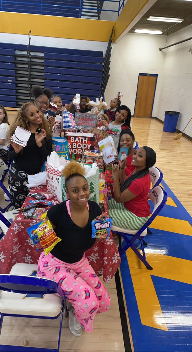 FabSheka's tweet photo. “Christmas Cheer” was a success! I couldn’t celebrate Christmas without celebrating with my cheer babies! #BulldogsCheer #WildcatsCheer #HolidaySpirit 💙🤍💛 @EJHSBulldogCtry @fayettewarehigh @FCPSchoolsTN https://t.co/okR8GPg44N