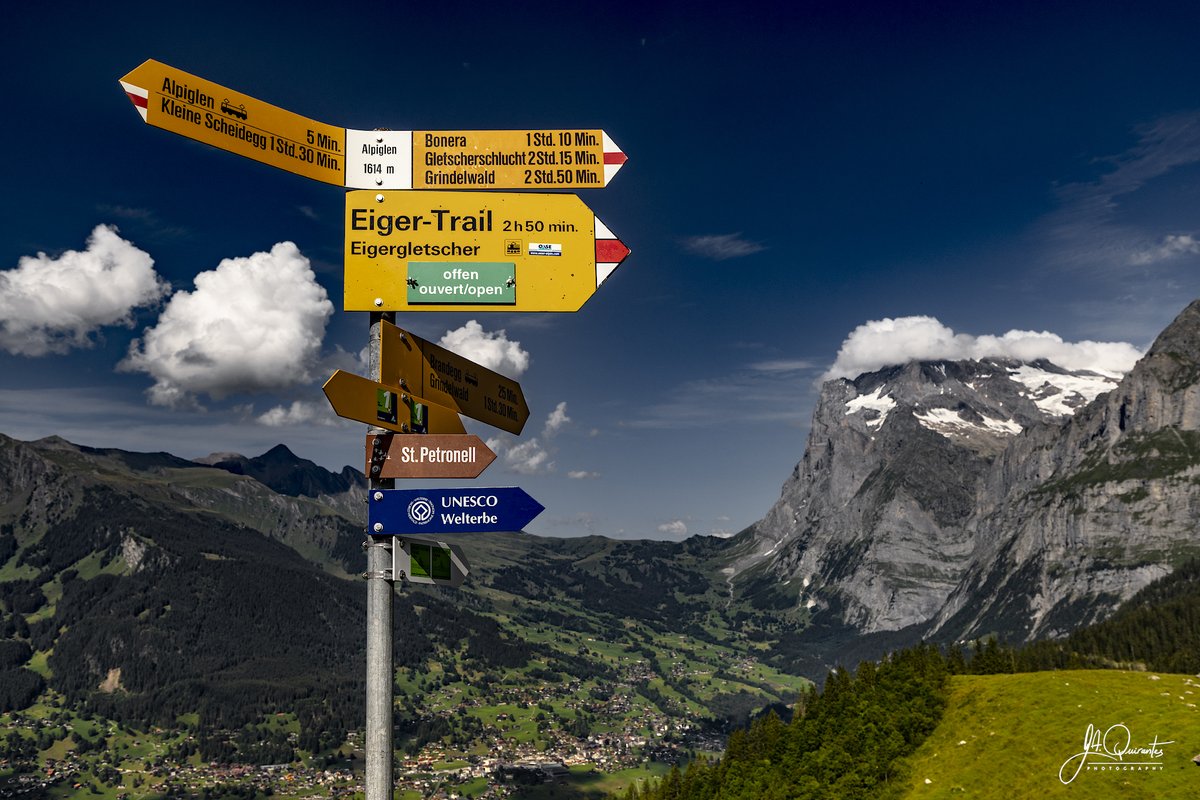 8-ALPES. Agosto. La Jungfrau Region, en el Oberland Bernés, posee el grupo de montañas más fantásticas de toda Suiza. Junto con el Eiger, el pico de la Jungfrau es uno de los más fotogénicos de todo ellos, aquí le vemos al atardecer y bajo la Luna llena.