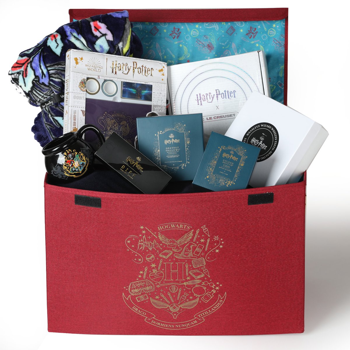 streamonmax's tweet photo. For a chance to win this Harry Potter 20th Anniversary: #ReturnToHogwarts Watch Party prize pack, follow @hbomax + @wizardingworld and reply with your favorite Harry Potter Character and why by 11:59AM on 12/31. No pur nec. 18+ Rules: https://t.co/VNAkOF8MhZ https://t.co/UFds5DsRbi