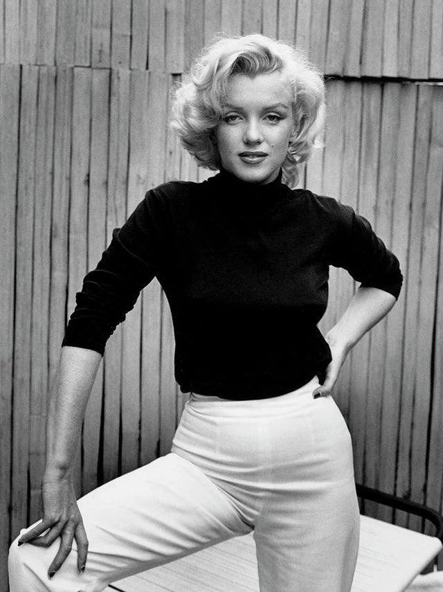 Marilyn by Alfred Eisenstaedt on the patio at her Bel Air home in 1953.

She just oozes style and confidence in these photos 😍

#marilynmonroe #alfredeisenstaedt #style