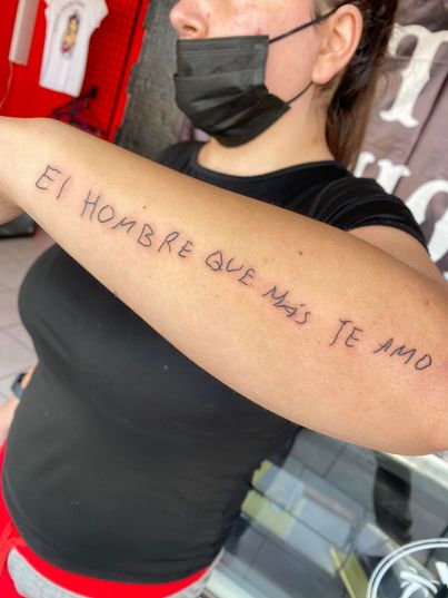 medicosergio's tweet photo. NO, no es un tatuaje mal hecho,
El papá de de la joven le escribió con su puño y letra estas palabras justo antes de morir,
Por su enfermedad avanzada se le dificultaba mucho escribir, pero le quiso dejar ese hermoso mensaje❤️ https://t.co/xNno30ifdJ