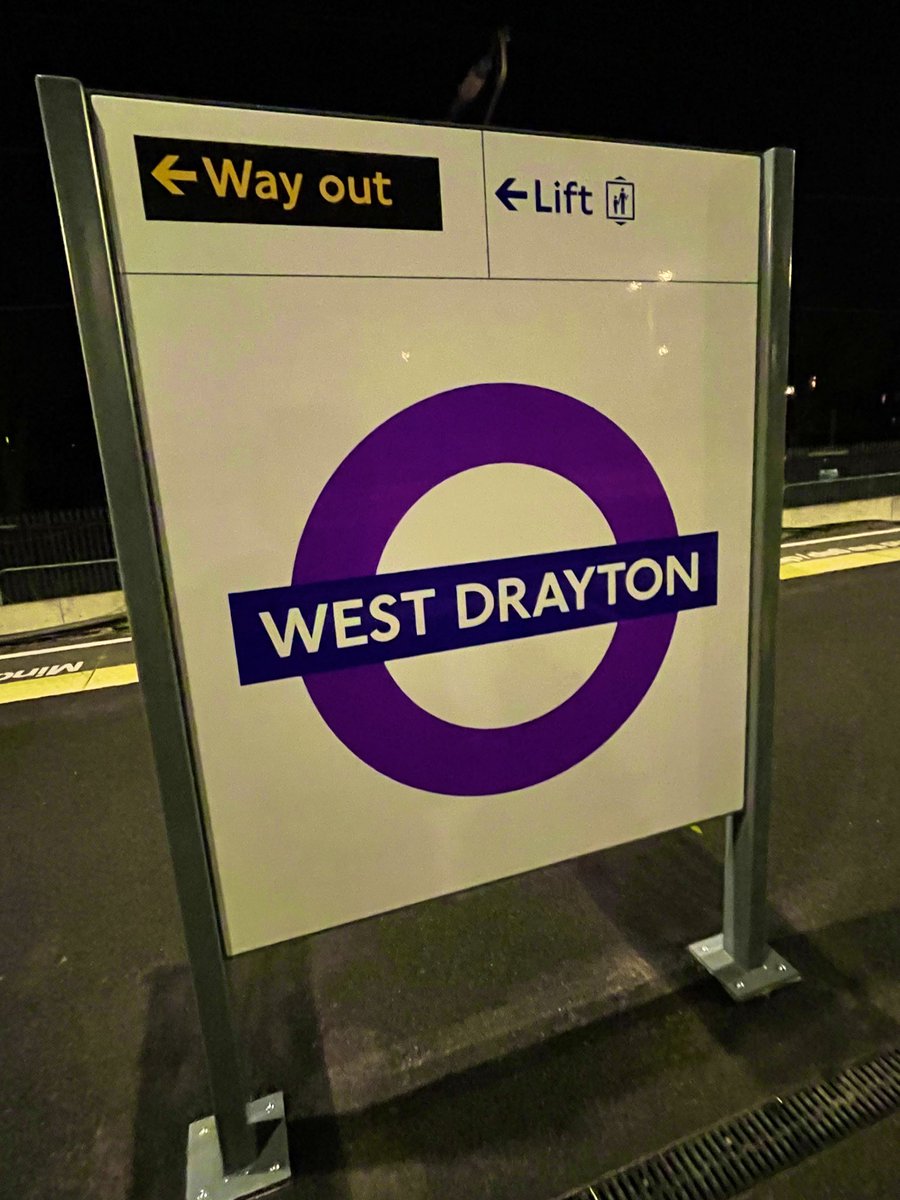 ElizabethLine's tweet image. Another Christmas, and still no Lizzie Line :(