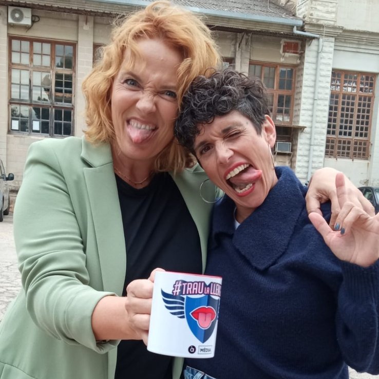 Socarrada, divertida i intel·ligent! Tant, com per a no deixar que Pepa l’enredre per a presentar més programes de Trau la llengua… Atrapa’m, si pots, diu! 😂 Gràcies, <a href="/Carolinaferre6/">Carolinaferre</a>! #TrauLaLlenguaSoflimades