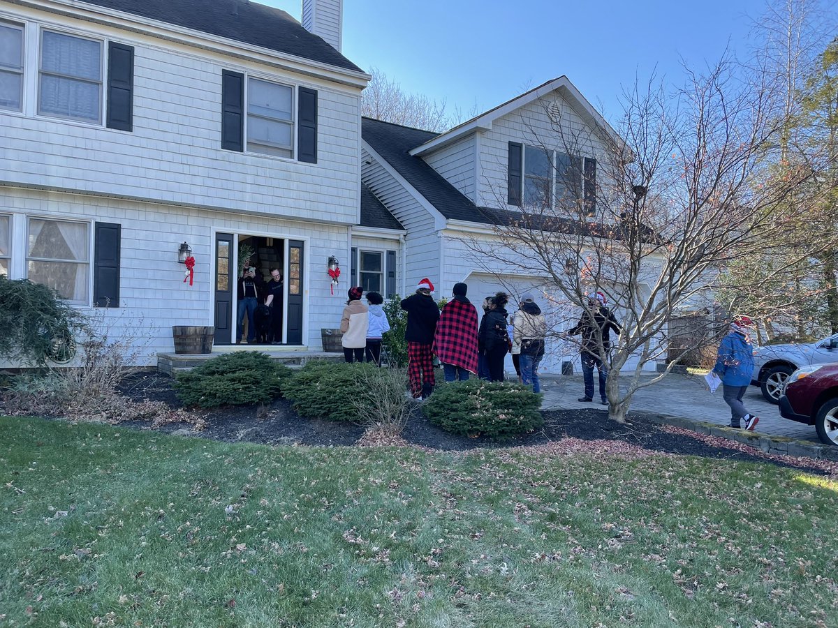 8th grade continuing the tradition of caroling throughout the community!  Merry Christmas, Farmingdale! 🎄 <a href="/FSDVikings/">Farmingdale School</a> <a href="/amandavitalee/">Mrs. Ruggiero</a>