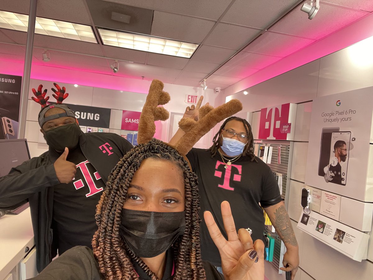 LakeiaTaylor's tweet photo. Spreading holiday cheer at some ⁦@GPMobileTPR⁩ stores with ⁦@alonsomoore⁩ #TisTheSeasonforRedBull #HolidayCheer #TMoHoliday https://t.co/4hLRxRIrgq