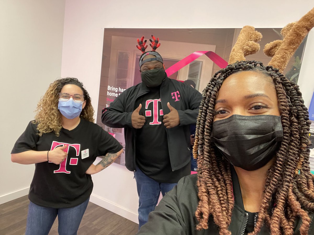 LakeiaTaylor's tweet photo. Spreading holiday cheer at some ⁦@GPMobileTPR⁩ stores with ⁦@alonsomoore⁩ #TisTheSeasonforRedBull #HolidayCheer #TMoHoliday https://t.co/4hLRxRIrgq