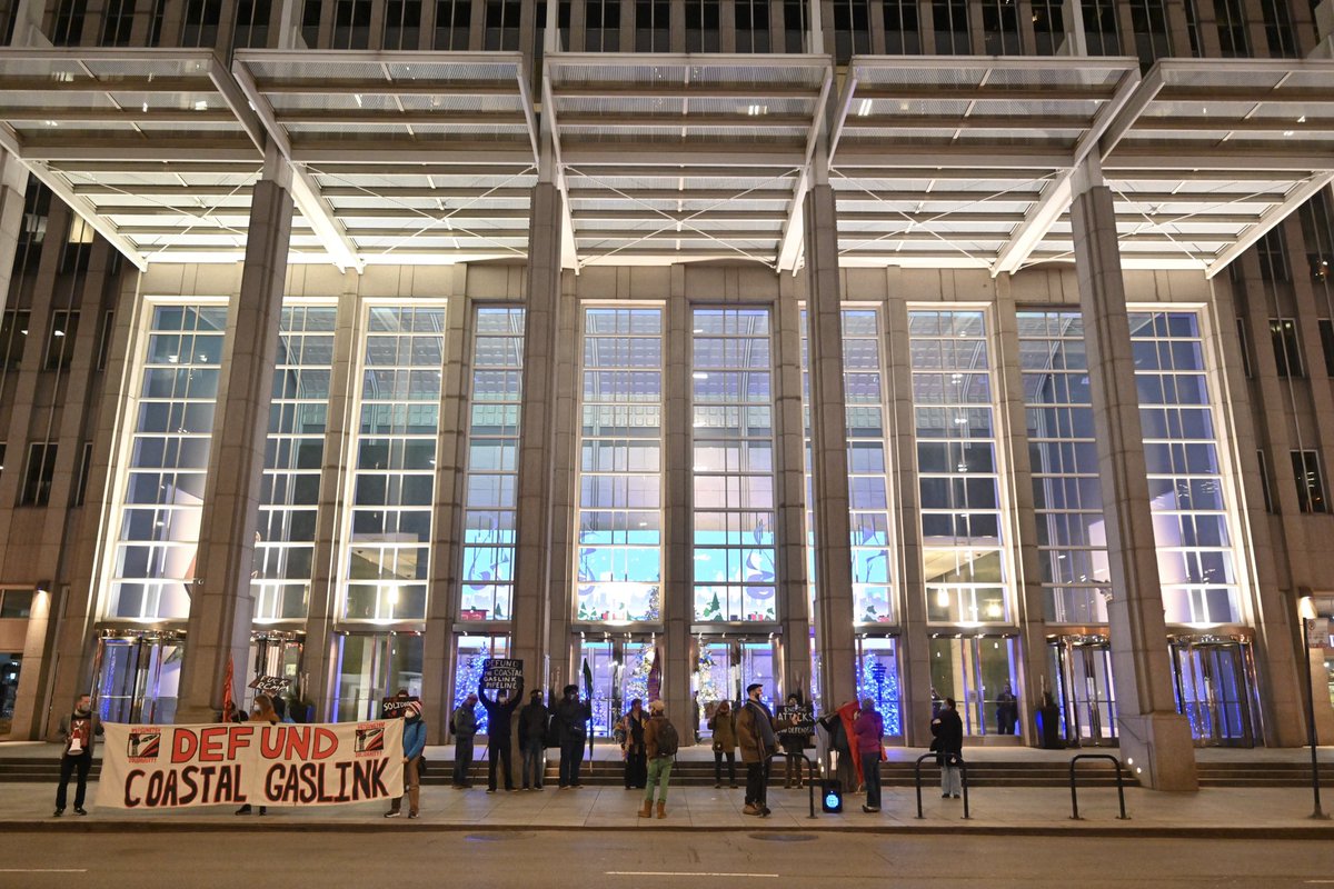 paulmgoyette's tweet photo. Organizers w @RisingTideChi and @XRchicago demonstrated at banks in the loop tonight to protest destruction of Wet’suwet’en land for a Coastal GasLink fracked gas pipeline. Of 27 banks financing the project, Citi, Chase, BofA, CIBC, and RBC all have Chicago offices. https://t.co/21r3PYP6bG