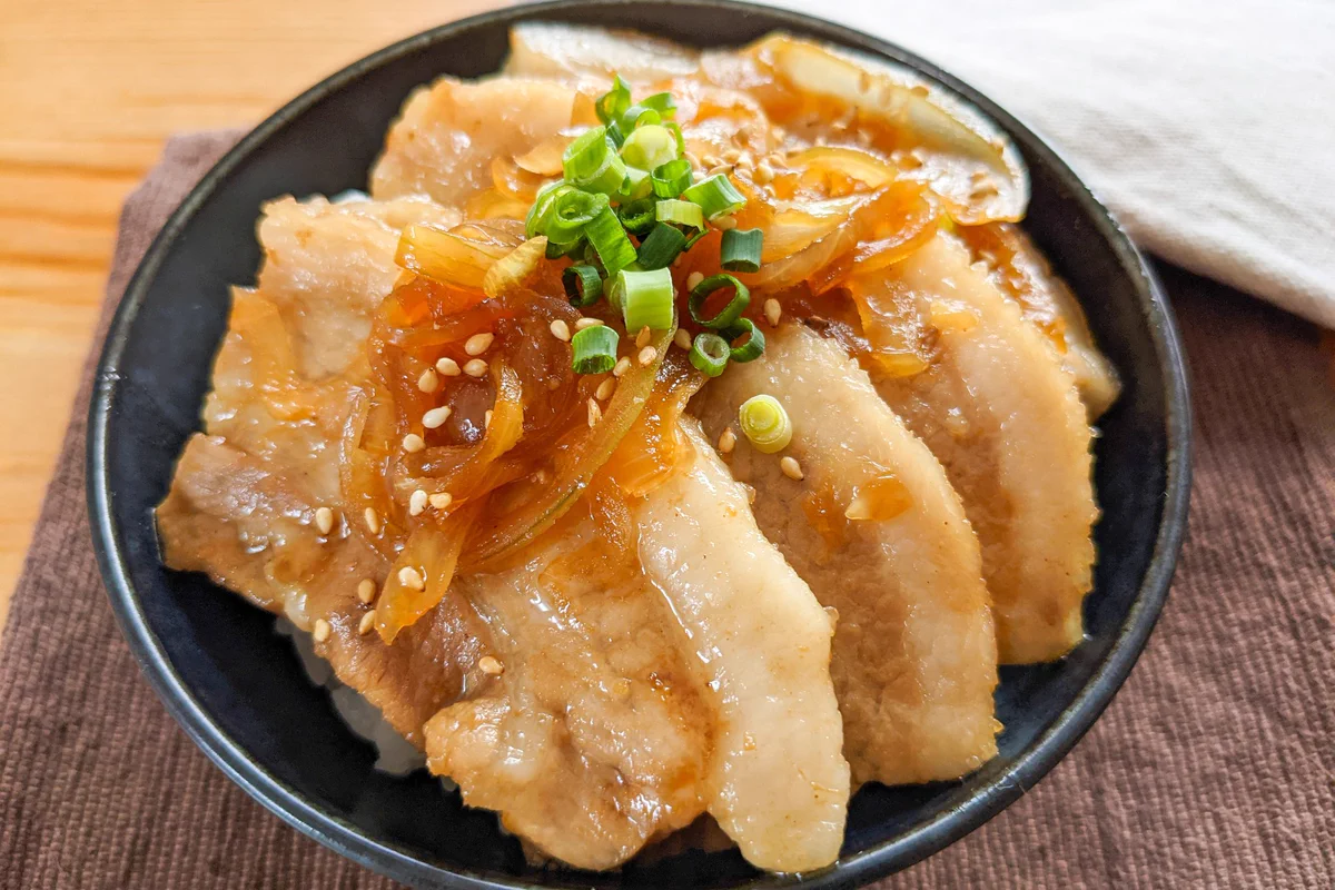 お肉をがっつり食べたい、そんな気分のときにもぴったりそうな一品！豚バラ肉を使った、丼ものレシピ！