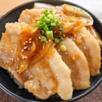 お肉をがっつり食べたい、そんな気分のときにもぴったりそうな一品!豚バラ肉を使った、丼ものレシピ!