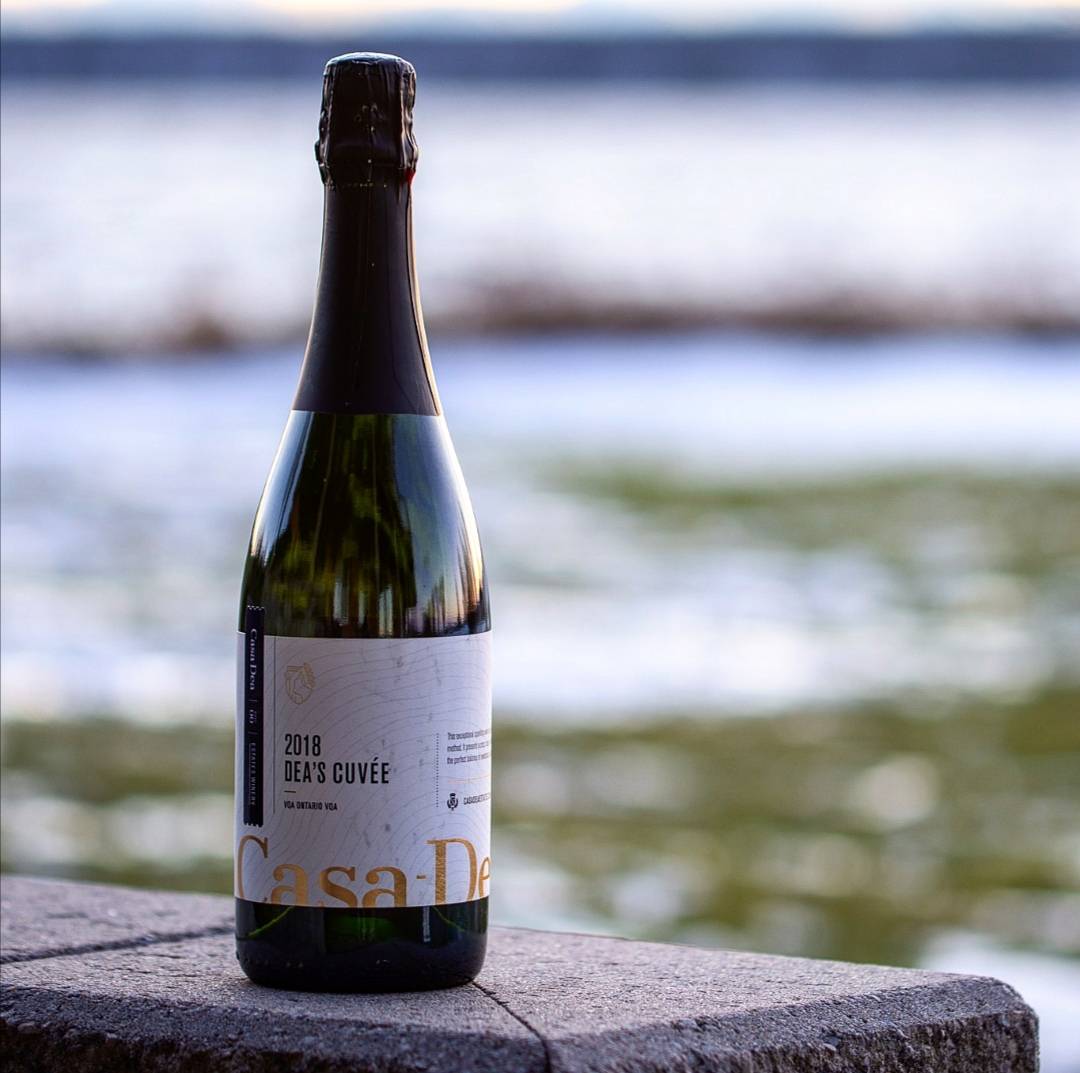 CanoesTo's tweet photo. Day 357 of 365 days of Canadian wine!
~
Tonight we've opened @CasaDeawinery Dea's Cuvee 2018
~
Notes of white flowers, canned pears, tangerine, and fresh hay are complimented by fresh acidity and minerality
~
Have you tried it?

#365daysofcanadianwine #canadianwine #sparklingwine https://t.co/WQqsbTjcdk