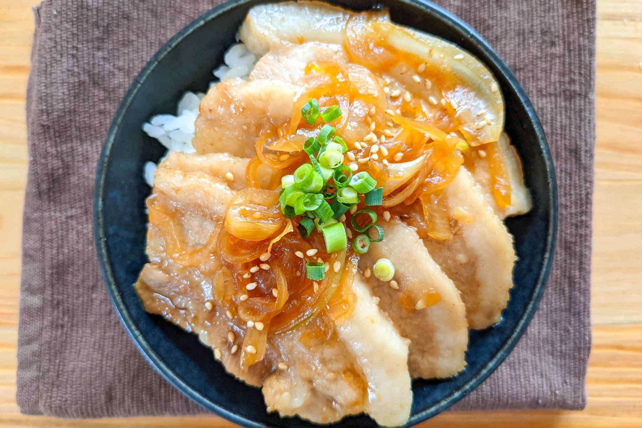 お肉をがっつり食べたい、そんな気分のときにもぴったりそうな一品！豚バラ肉を使った、丼ものレシピ！