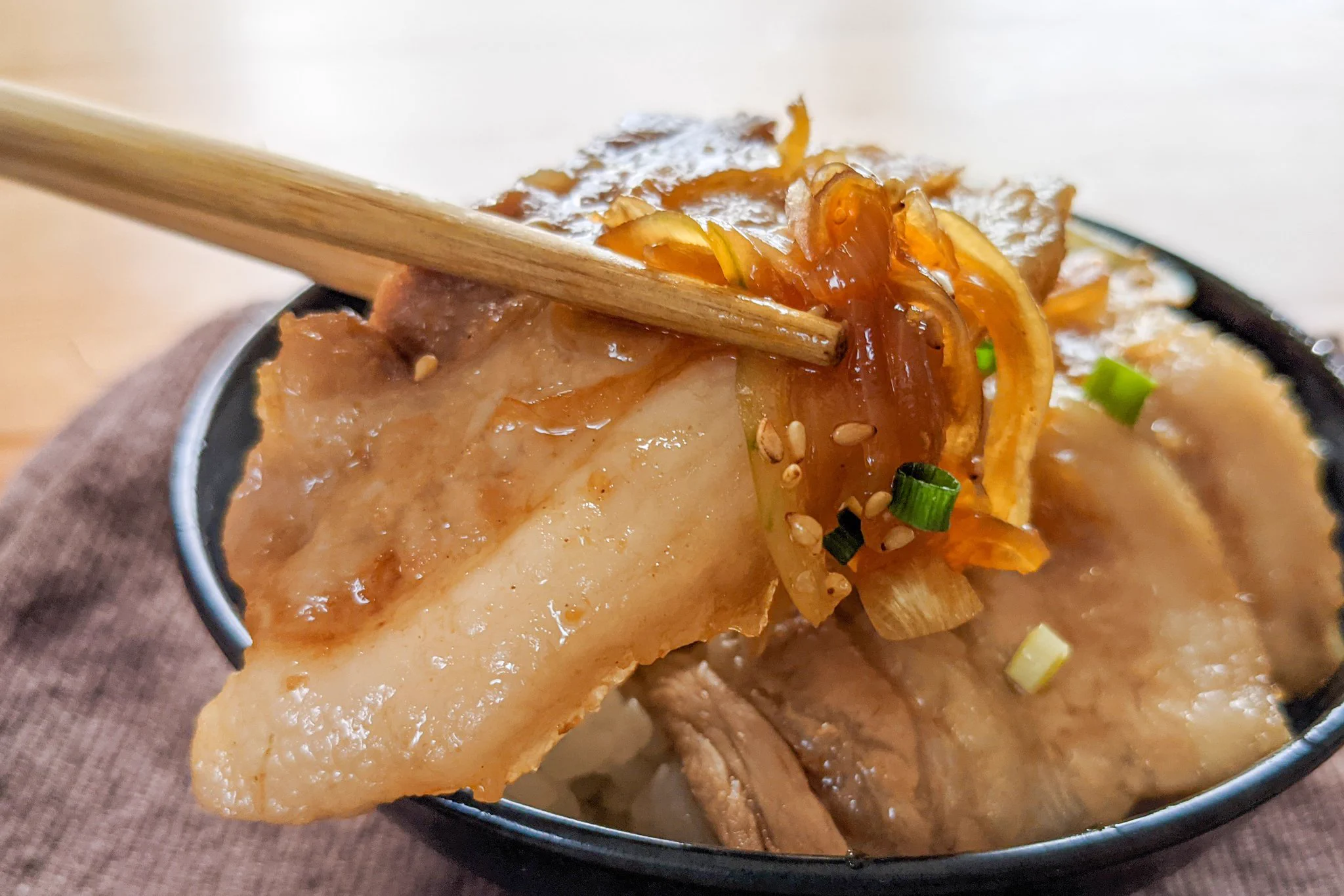 お肉をがっつり食べたい、そんな気分のときにもぴったりそうな一品！豚バラ肉を使った、丼ものレシピ！