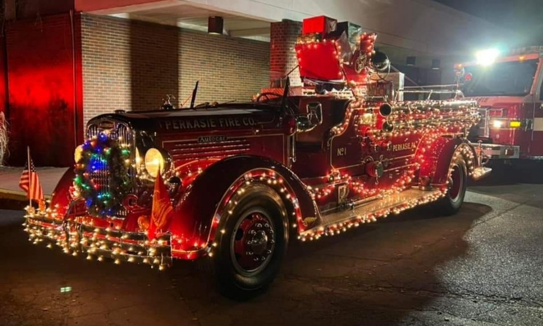 ReutlingerJr's tweet photo. Had a great time escorting Santa around town with @PerkasieFC ππ #MoreThanFootball #VolFireFighter @pennridgefb @PaFootballNews https://t.co/MgzGt2w9Qd