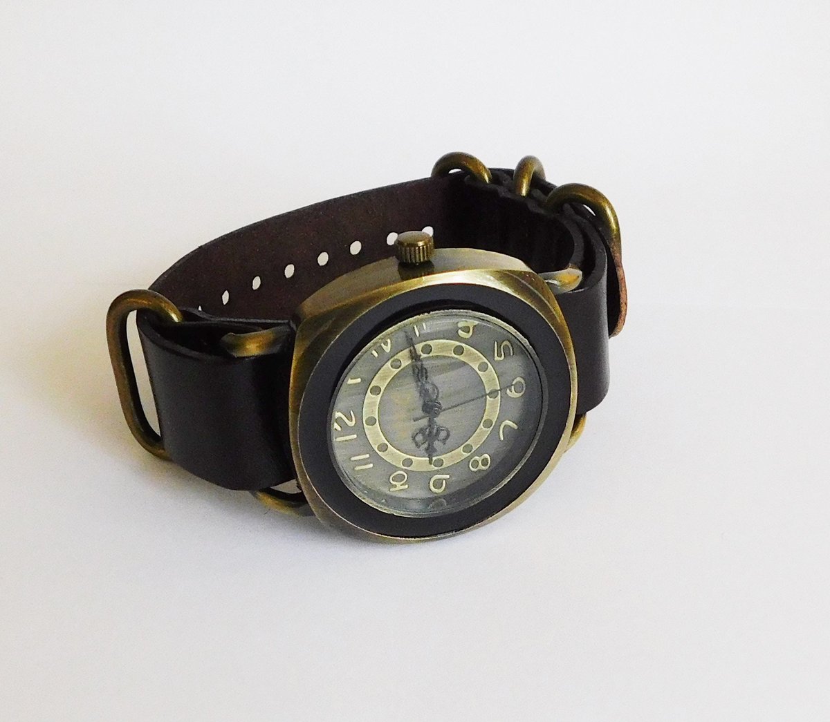 JuSal08's tweet photo. Really love this, from the Etsy shop redesignMJ. https://t.co/vm8IL0G79h #etsy #wristwatches #watches #bigwatches #bigwatch #blackwatches #blackwatch #wristwatchesformen #womenswristwatches #statementwatches https://t.co/iFTRXTvRWu