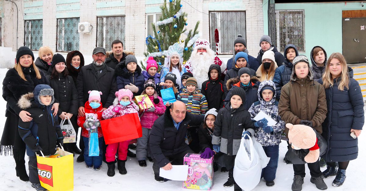 samaradeputat's tweet photo. Вручили долгожданные подарки с «Ёлки желаний» ребятам из ГКУ СО «Центр помощи детям, оставшимся без попечения родителей, имени Фролова Б.П. г.о.Самара (коррекционный)».
С наступающим Новым годом!

#Самара #новыйгод2022 #ёлкажеланий #благотворительность #депутатЧернышев https://t.co/BtbQ8WIPFn