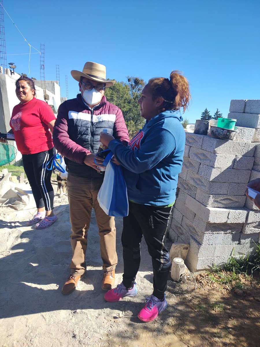 septlaxcala's tweet photo. La @septlaxcala respalda los programas sociales del @SedifTlaxcala del @GobTlaxcala que encabeza @LorenaCuellar por lo que en estas fechas decembrinas personal de la dependencia entregó cenas navideñas a familias vulnerables de la entidad que viven en zonas alejadas a la capital https://t.co/VrGUBTiU6x