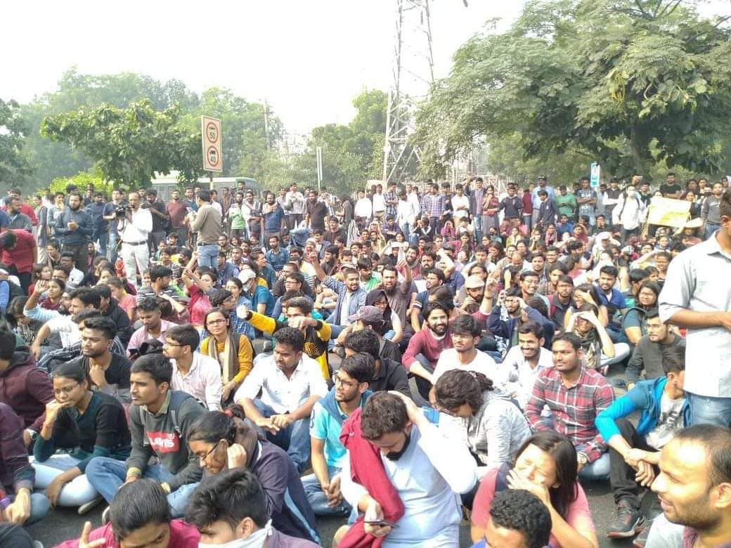 DKPaswan528's tweet photo. Aktu students protest for #aktuonlineExams2022 

@AKTU_Lucknow 
@CMHelpline1076 
@myogioffice 
@myogiadityanath 
@UPGovt 
@EduMinOfIndia 
@drdineshbjp 
#aktuonlineexamलेकररहेंगे 
#AKTUExamOnline 
#AKTUonlineExamलेकररहेगें https://t.co/UPX96ggbMq