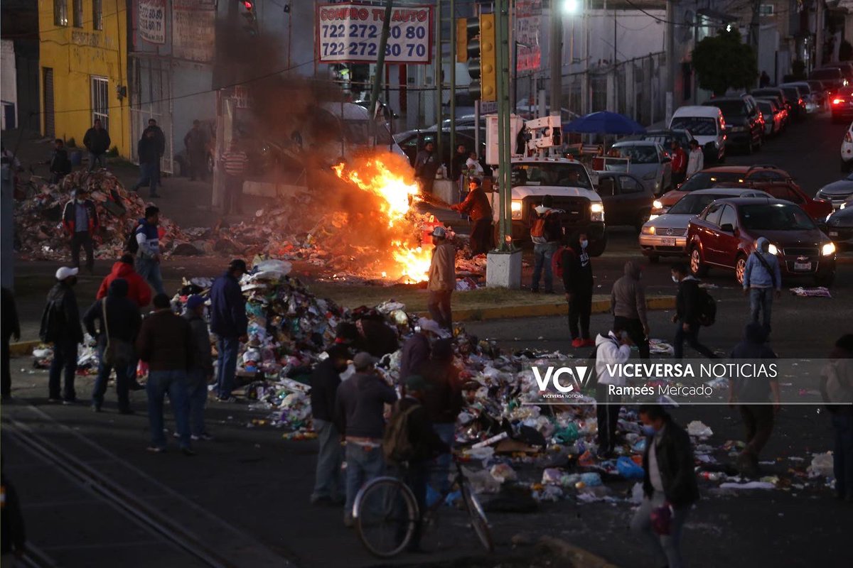 ViceversaNews's tweet photo. 🔴Justo en La Maquinita, en #Toluca, trabajadores del ayuntamiento, a quienes no les han pagado sus sueldos y prestaciones, bloquearon las calles aledañas con basura, como analogía del trato que han recibido por parte de esa administración que encabeza el morenista Juan Rodolfo. https://t.co/BSwpKwkvcr