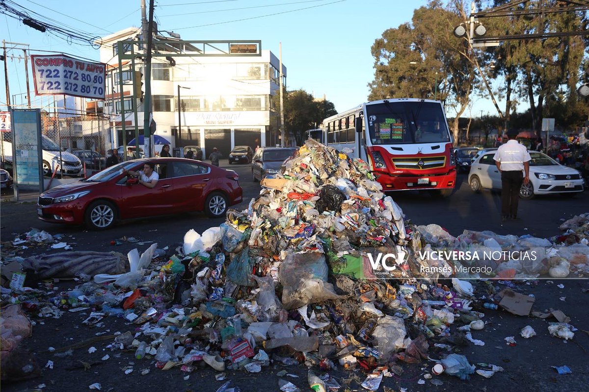 ViceversaNews's tweet photo. 🔴Justo en La Maquinita, en #Toluca, trabajadores del ayuntamiento, a quienes no les han pagado sus sueldos y prestaciones, bloquearon las calles aledañas con basura, como analogía del trato que han recibido por parte de esa administración que encabeza el morenista Juan Rodolfo. https://t.co/BSwpKwkvcr
