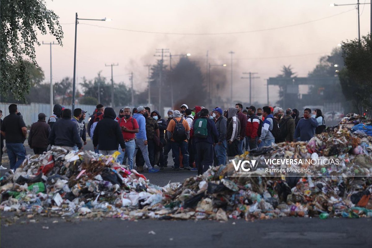 ViceversaNews's tweet photo. 🔴Justo en La Maquinita, en #Toluca, trabajadores del ayuntamiento, a quienes no les han pagado sus sueldos y prestaciones, bloquearon las calles aledañas con basura, como analogía del trato que han recibido por parte de esa administración que encabeza el morenista Juan Rodolfo. https://t.co/BSwpKwkvcr