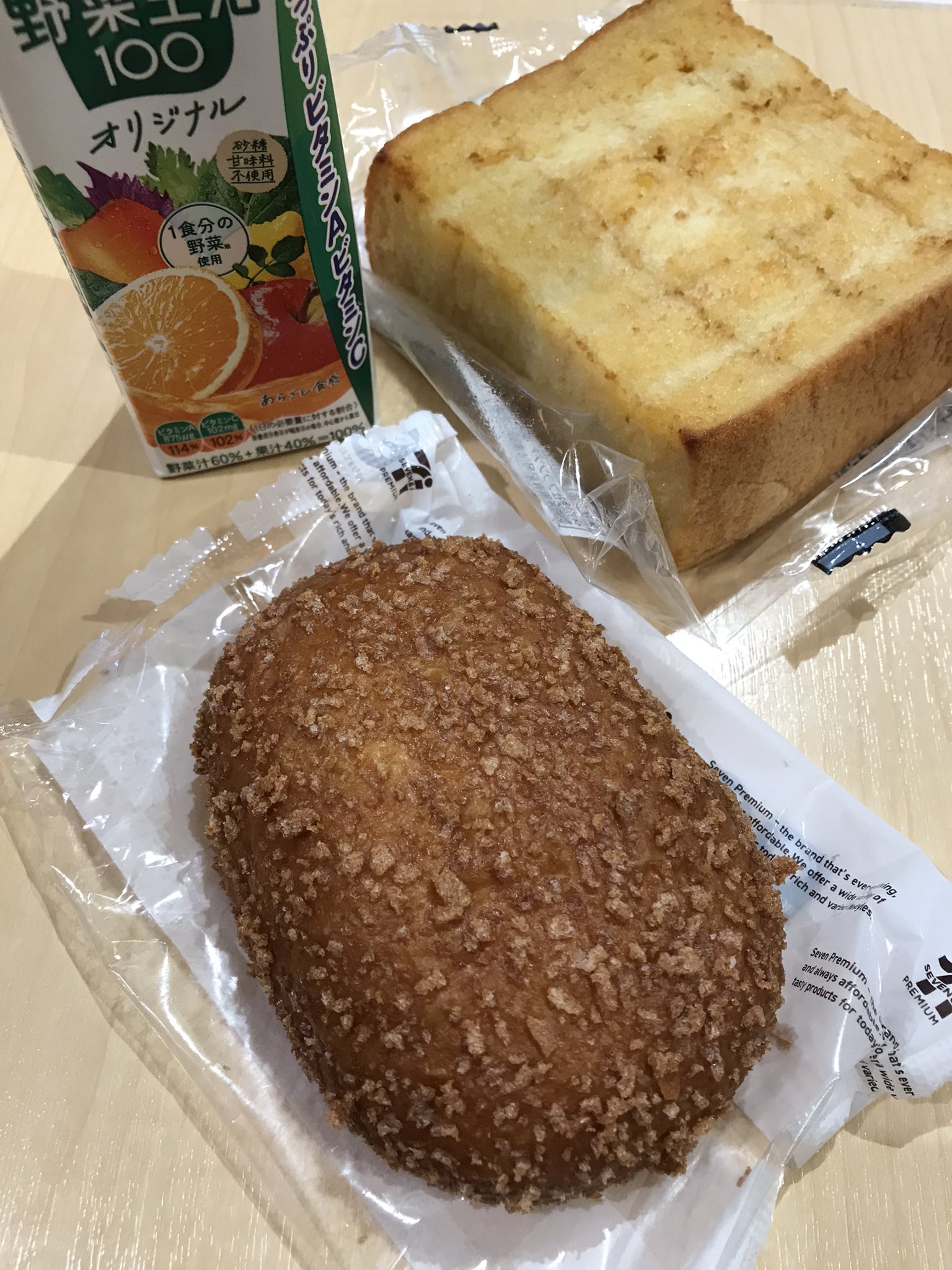 はまさん お昼ごはん セブイレで買ったパンと野菜生活 カレーパン好きなんよ 笑 フレンチトーストも大好物 いつも大体同じ取り合わせになる たまにシナモンロール 笑 21年12月24日 武雄市 お昼ごはん いただきます カレーパン メープル
