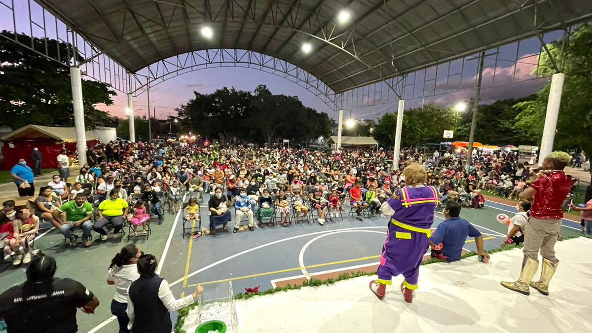 SomosCulturaCun's tweet photo. Previo a la Nochebuena, la Presidente Municipal Mara Lezama convivió con las familias de la #Sm228, donde reiteró su compromiso con las familias benitojuarenses y les deseo una celebración llena de amor y unión en sus hogares. 🎄
#EnCulturaTrabajamosUnidos
#TierraDeEsperanza https://t.co/XrjQrFK3Pz