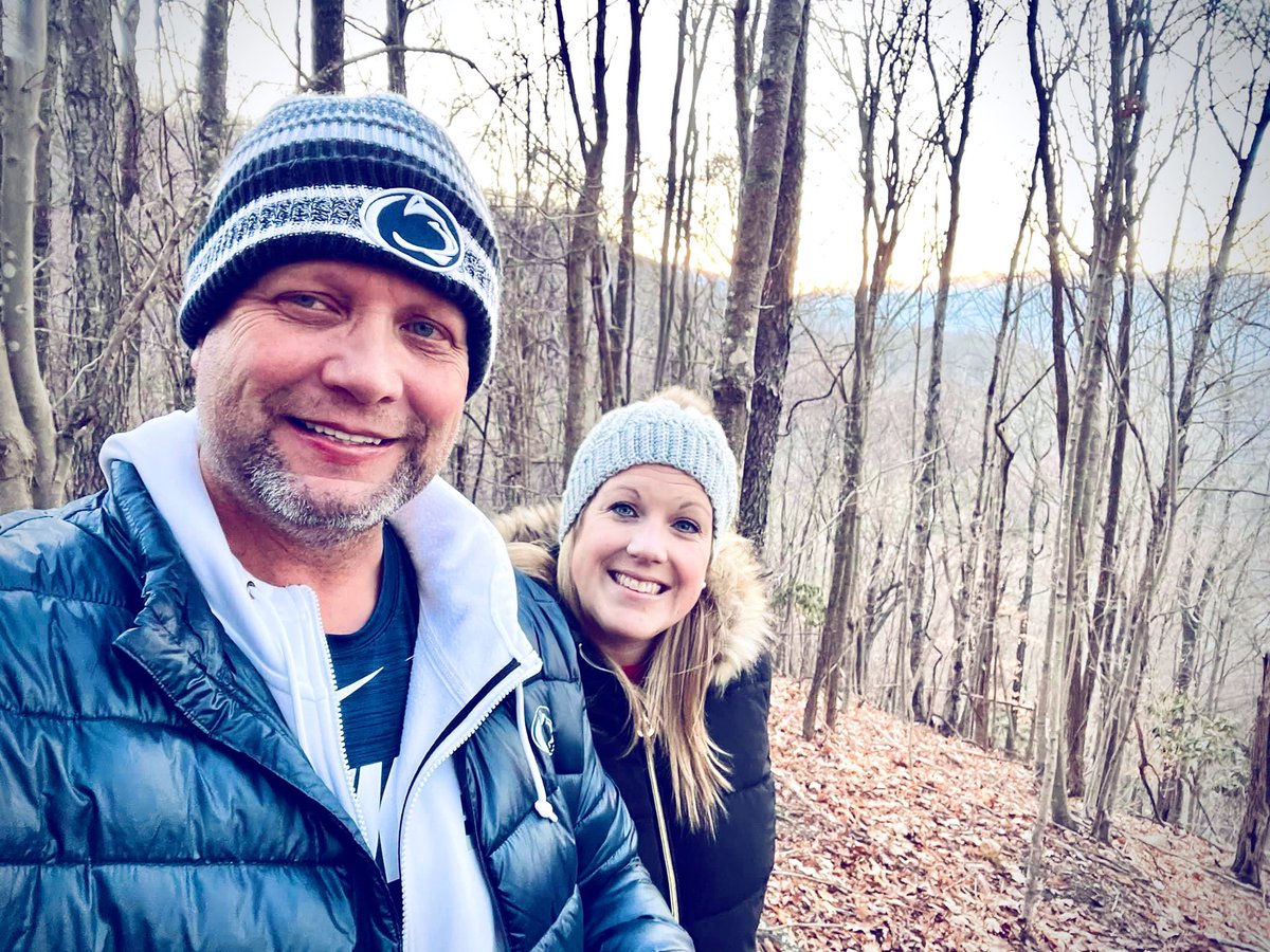 annaronemus's tweet photo. We climbed to the top of my parents’ mountain today. 🌅 https://t.co/uT4Iccpgta