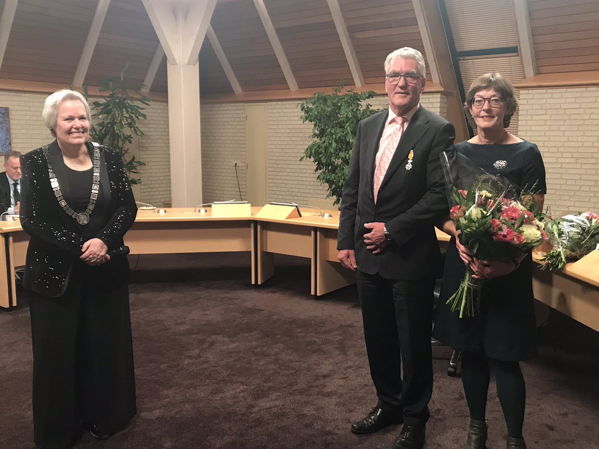 gem_beemster's tweet photo. Op 23 december is tijdens de bijzondere raadsvergadering in de raadzaal van het gemeentehuis in Beemster afscheid genomen van raadsleden, wethouders en de burgemeester van Beemster. Hierbij zijn verschillende onderscheidingen 🎖uitgereikt. Lees meer 👉 https://t.co/mDmaY99p0X https://t.co/iZTu4EqkUJ