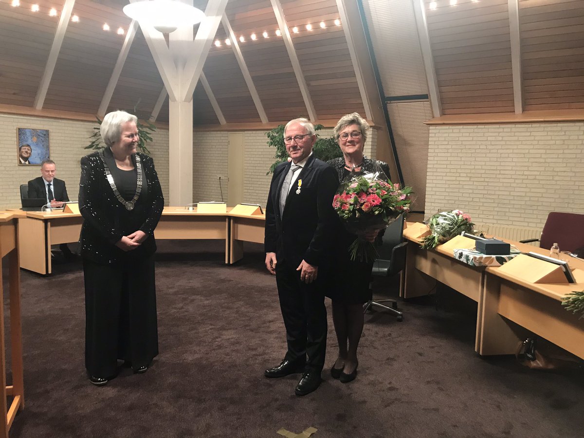 gem_beemster's tweet photo. Op 23 december is tijdens de bijzondere raadsvergadering in de raadzaal van het gemeentehuis in Beemster afscheid genomen van raadsleden, wethouders en de burgemeester van Beemster. Hierbij zijn verschillende onderscheidingen 🎖uitgereikt. Lees meer 👉 https://t.co/mDmaY99p0X https://t.co/iZTu4EqkUJ