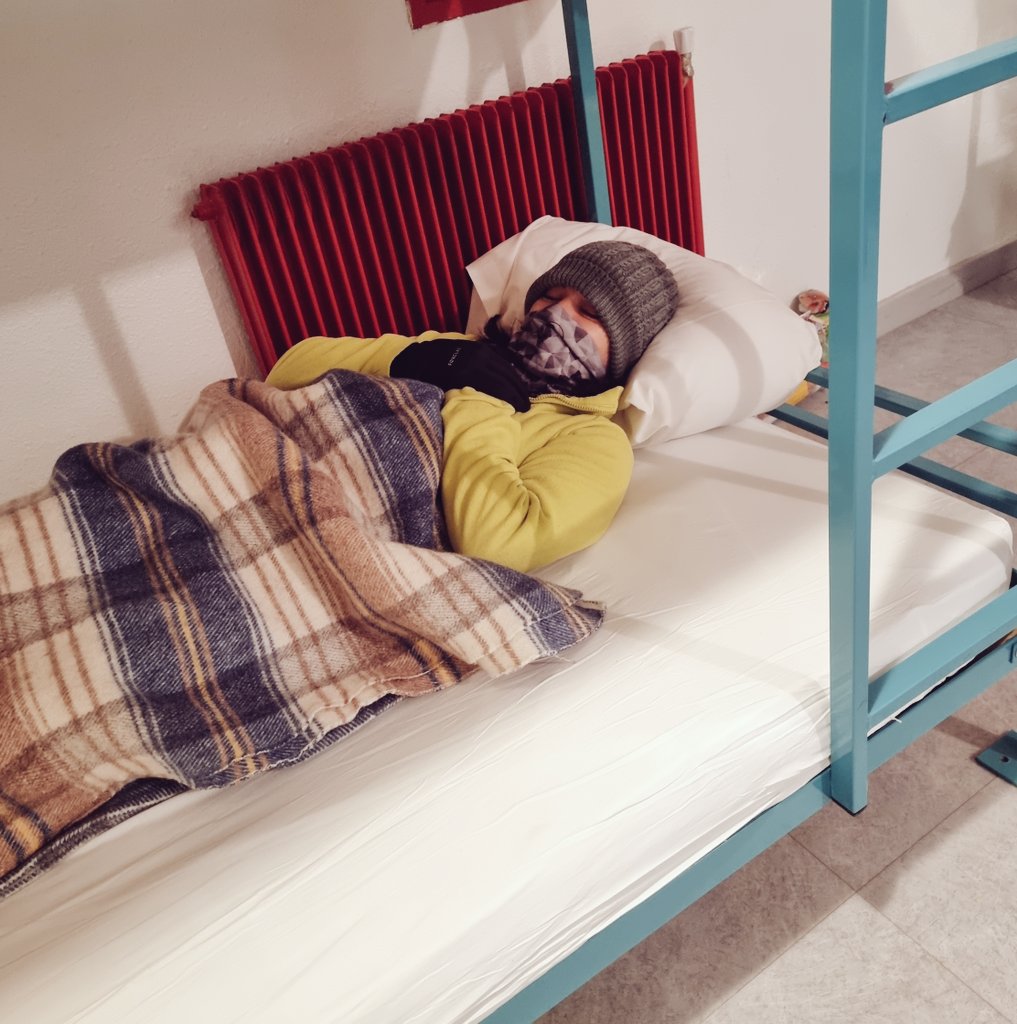 SoulCreation8's tweet photo. Wahed 3ando zhar bzf, hab yrouh yhewwes feljbl win la neige  tah f had l makan sans radiateur bach yerkod hekda 9 nuits 🥲... 
إن العين لتدمع و إن القلب ليحزن لكن لا نقول ما يغضب الرب https://t.co/NiJEiPRQuD