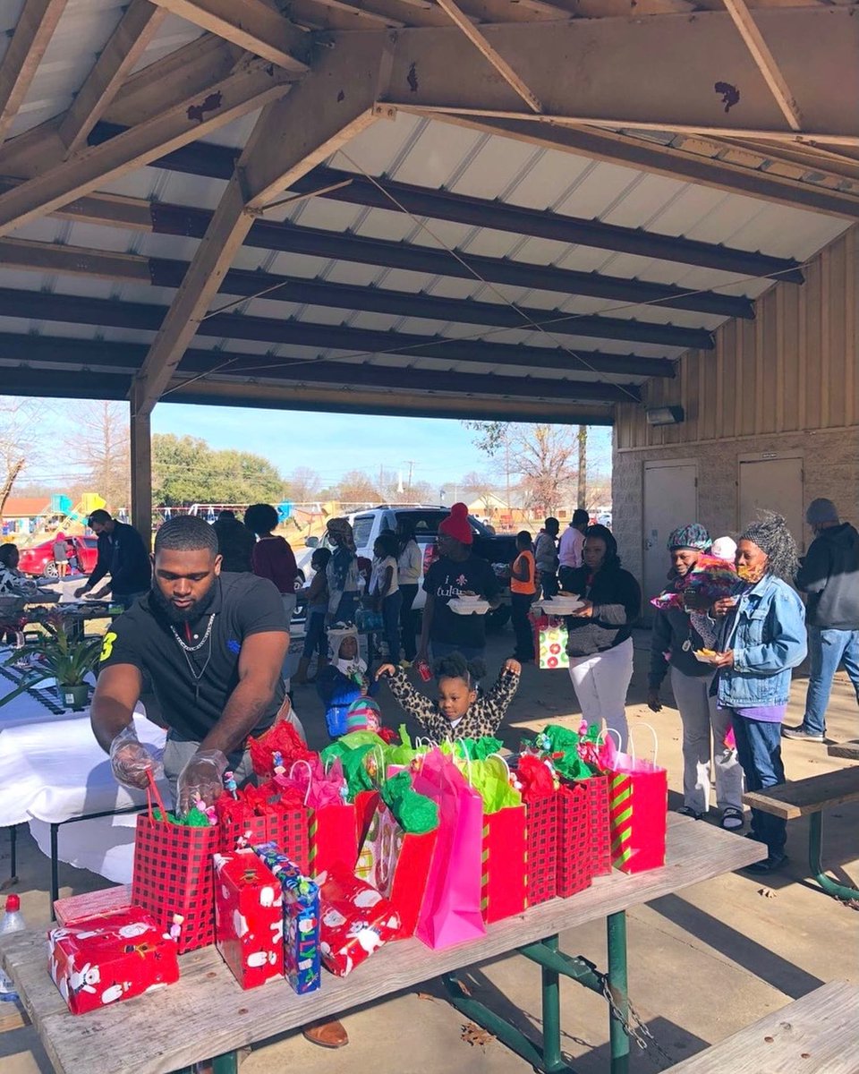 D1_Henderson7's tweet image. Mississippi Annual Free Meals &amp;amp; Toys Was A Success! It was bigger than I thought it would be. It was very inspiring and I loved every second. Big shout out to everyone that helped and contributed. Without you all this wouldn’t be possible so thank you!  #IDoThisForMyMama🎒