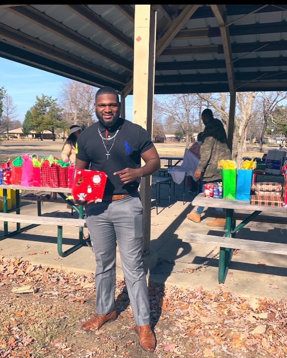 D1_Henderson7's tweet image. Mississippi Annual Free Meals &amp;amp; Toys Was A Success! It was bigger than I thought it would be. It was very inspiring and I loved every second. Big shout out to everyone that helped and contributed. Without you all this wouldn’t be possible so thank you!  #IDoThisForMyMama🎒