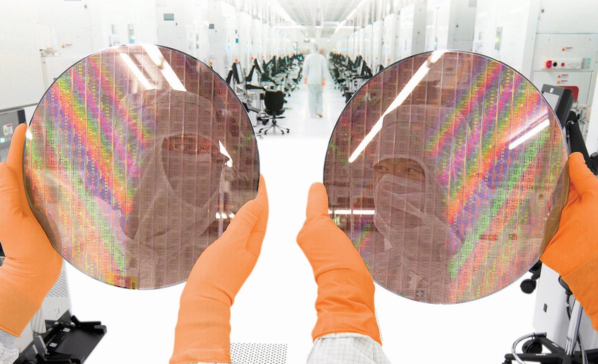 AlcarazJC's tweet photo. Often, I wonder if these thoughts could be taken up a notch by someone else, like the work done on a silicon wafer when its convert it into advanced microchips. Maybe I'm just too into this pipe dreaming. #AIYourCall
https://t.co/zaUkaSvN3n