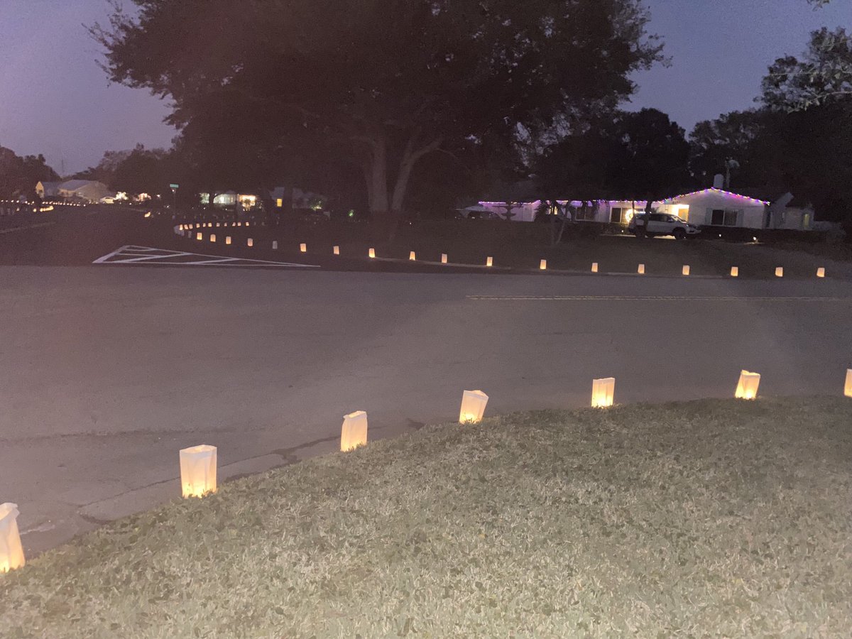 tompwhite_vb's tweet image. #McAnshPark Vero Beach, #Luminaires 

Don’t forget to come see the Luminaries tonight in McAnsh Park.

Merry Christmas !🎁🎄