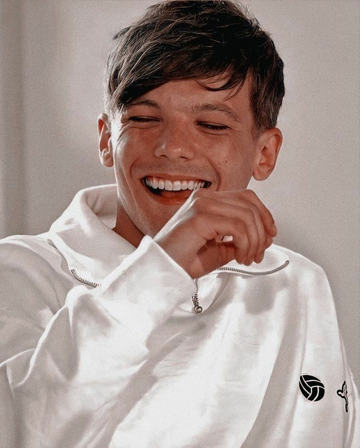 2xsamsam's tweet photo. I mean.... I love him so much #HappyBirthdayLouisTomlinson https://t.co/lBPGegyu7G