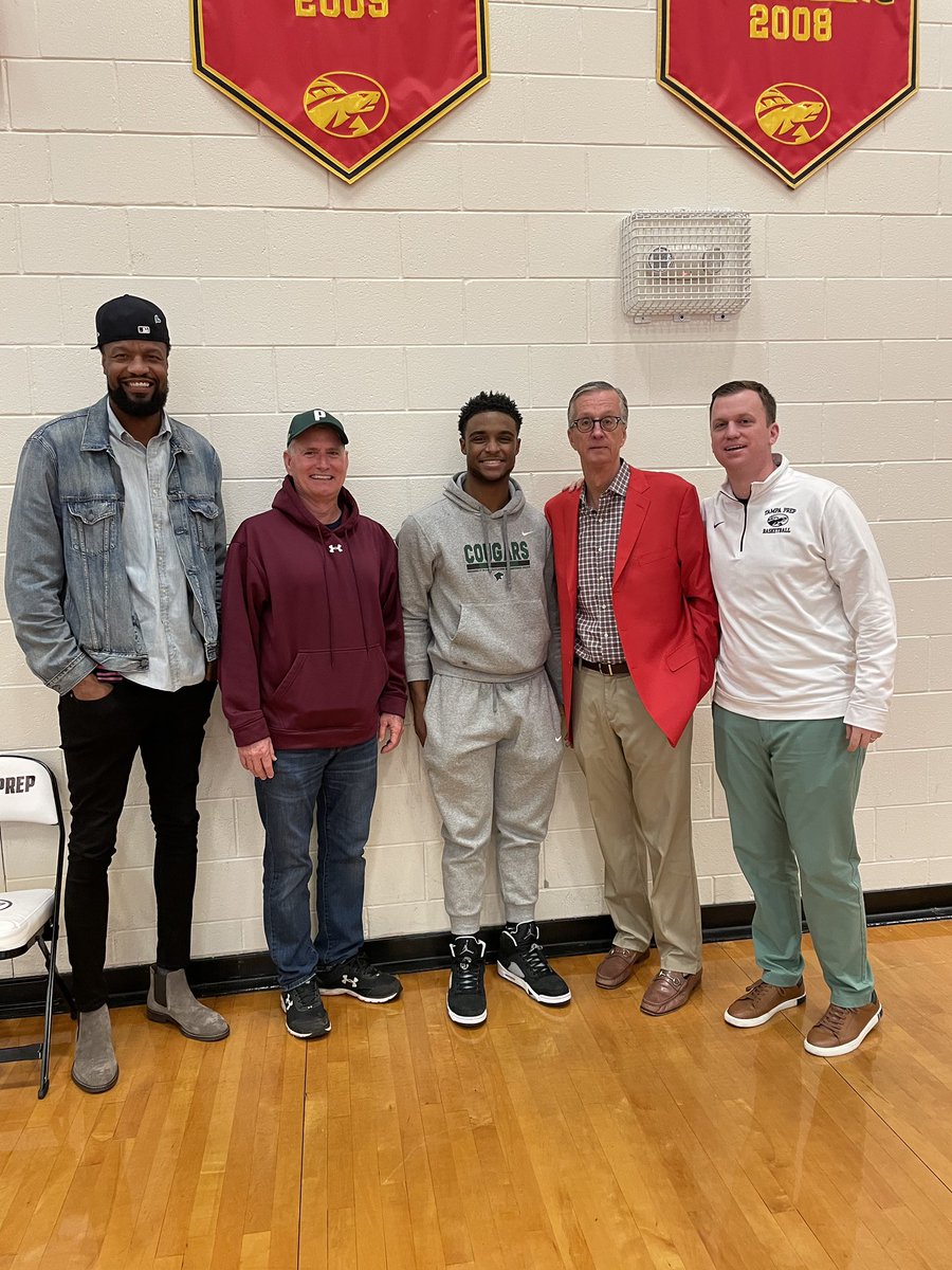 Great having so many former players stop by to take a 👀 at the current team. A program built on #family #tphoops🏀 #holidayhoops