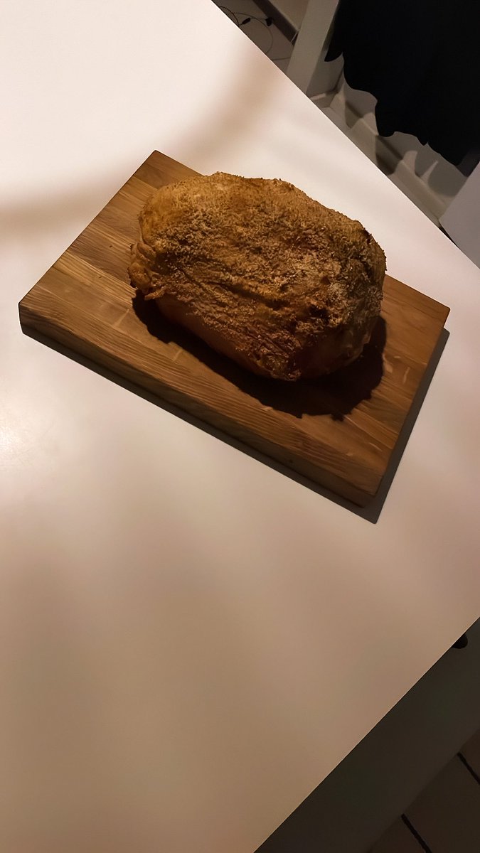 Reipas kahdeksan tuntia se otti, mutta hyväähän kannattaa odottaa. Kamadossa kevyesti leppäsavustettu <a href="/HerraSnellman/">Herra Snellman</a> maatiaispossun kinkku. Lopputulos (77C) vaikuttaa mehevältä ja murealta, ja palvatun makua siinä on. Maistuvaa ja rauhallista joulua. 🎄💫