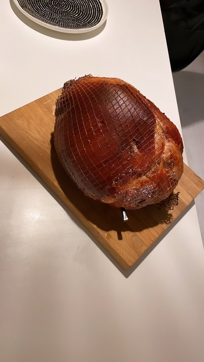 Juuso_R's tweet photo. Reipas kahdeksan tuntia se otti, mutta hyväähän kannattaa odottaa. Kamadossa kevyesti leppäsavustettu @HerraSnellman maatiaispossun kinkku. Lopputulos (77C) vaikuttaa mehevältä ja murealta, ja palvatun makua siinä on. Maistuvaa ja rauhallista joulua. 🎄💫 https://t.co/nb3XO3GVZ3