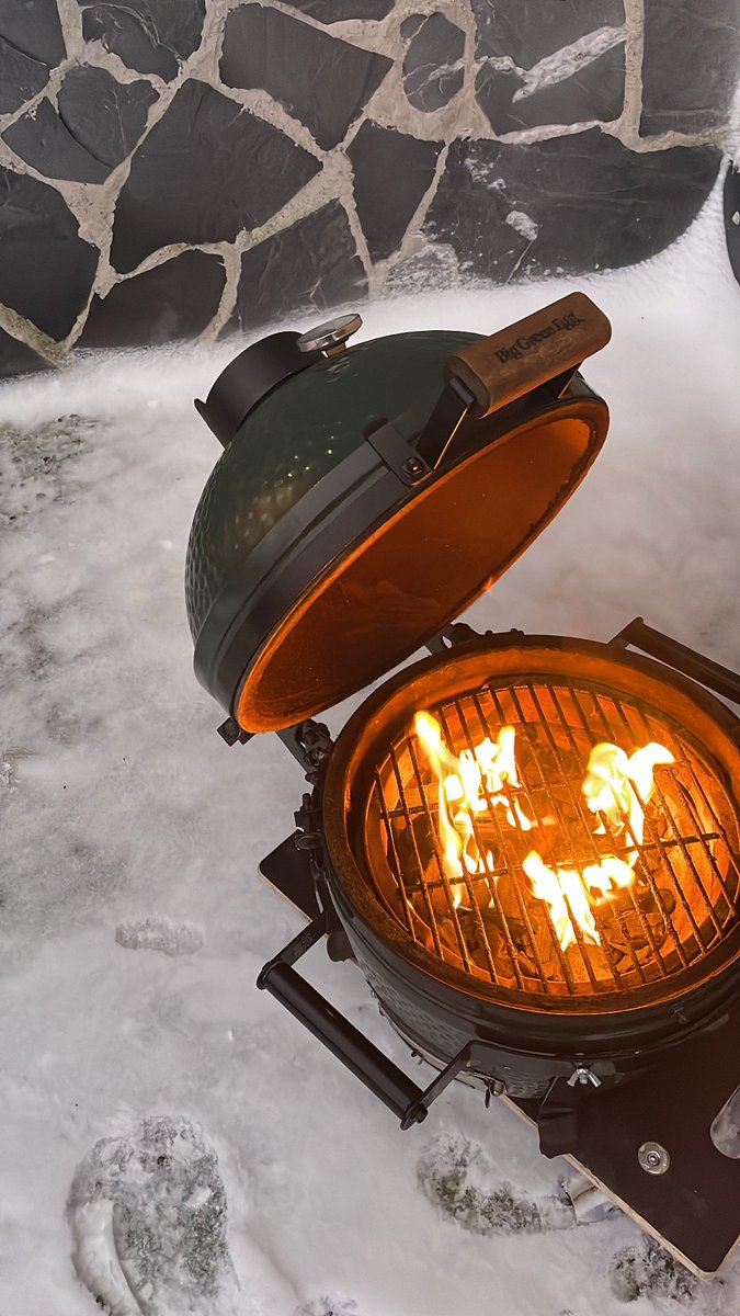 Juuso_R's tweet photo. Reipas kahdeksan tuntia se otti, mutta hyväähän kannattaa odottaa. Kamadossa kevyesti leppäsavustettu @HerraSnellman maatiaispossun kinkku. Lopputulos (77C) vaikuttaa mehevältä ja murealta, ja palvatun makua siinä on. Maistuvaa ja rauhallista joulua. 🎄💫 https://t.co/nb3XO3GVZ3