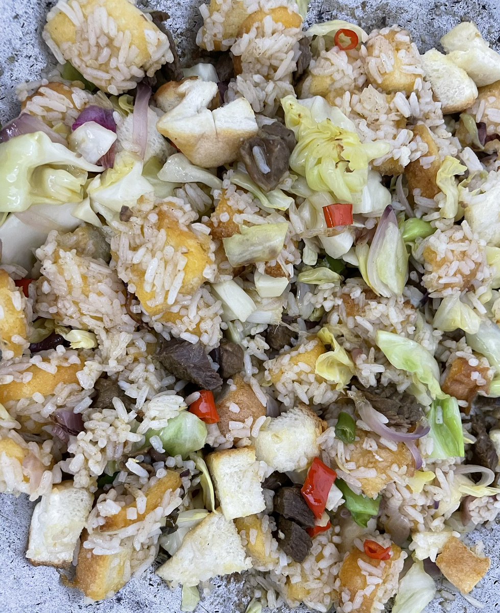 ahmadmaslan's tweet photo. #NasiGoreng #Roti❗️

Sebelum ke #Bentong &amp; #Temerloh utk bantuan #banjir, cuba #RESAM Resepi Ahmad Maslan

#NGAM Nasi Goreng Ahmad Maslan

Nasi, roti, #kobis, #bawang, #lada, daging, perisa, minyak #sawit 

(Kenapa campur roti? Sbb nasi sejuk tak cukup digoreng utk makan 8 org) https://t.co/P2x6aWIJmB
