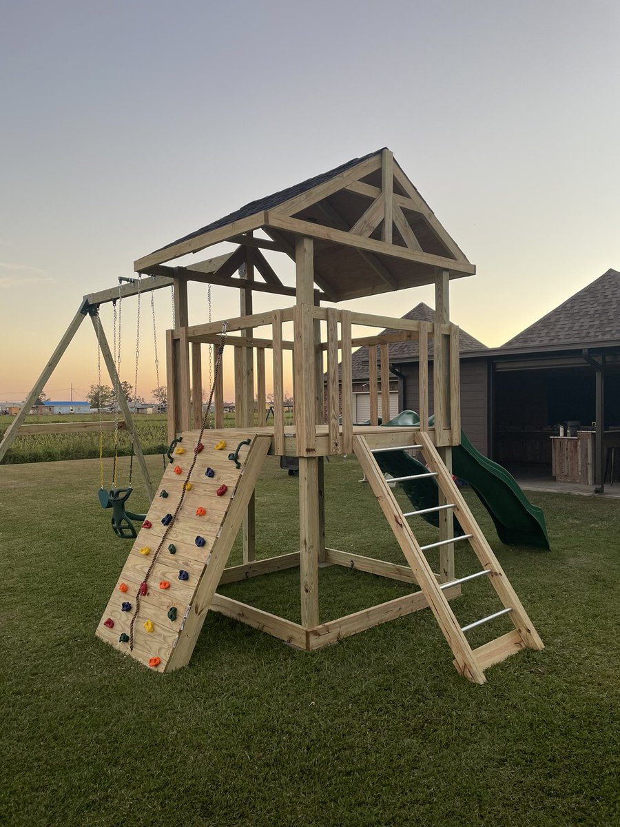 CoachBaumann27's tweet photo. Finished product! Another project brought to you by T & J Construction. #tandjconstruction #christmasproject #gettingbettereverytime https://t.co/DImrVmDm2x