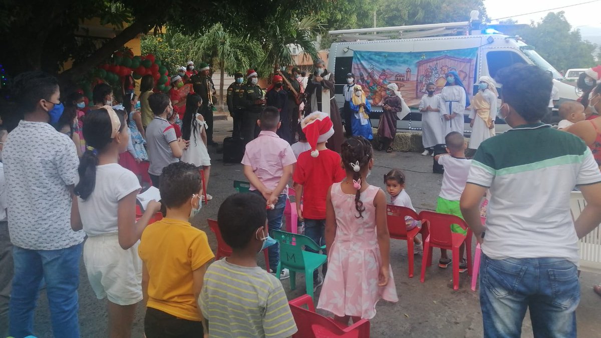 PoliciaDeCesar's tweet photo. En #Valledupar compartimos con los niños y niñas de la novena de aguinaldos en el barrio Gaitán, con el lema en "Navidad sin pólvora y en familia" con nuestros uniformados de #PRECIDECES 👮♀️🚔👮#ElMejorReglosEs tu vida. #EsUnHonorSerPolicía🚨 https://t.co/xKrOx1AZJB