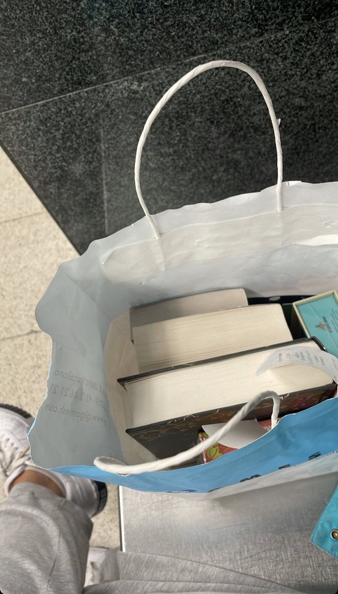 GigameshTienda's tweet photo. ✨Hoy una clienta se ha encontrado una bolsa con una compra navideña de Gigamesh de varios libros y juegos. Son de una chica de pelo castaño oscuro, largo y liso con gafas acompañada de una chica pelirroja, pelo ondulado y medias rojas. Tenemos los DMs abiertos. Agradecemos RT 🥺 https://t.co/Q9Dso0nwAF